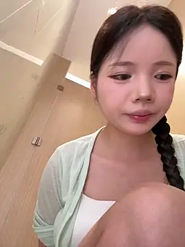 Snapshot of Mia-Kiss chatting on 05.27.26 Mia-Kiss online show from 05.27.26