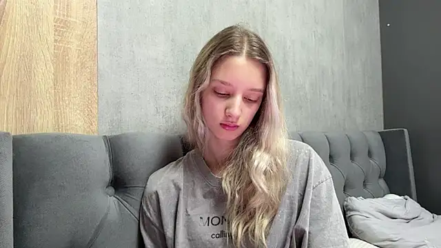 Snapshot of Tiffany_Blom chatting on 05.10.26 Tiffany Blom online show from 05.10.26