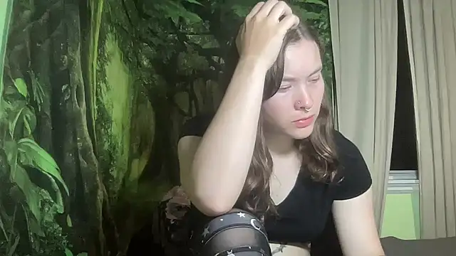 Snapshot of mo0ngoddess chatting on 10.04.25 mo0ngoddess online show from 10.04.25