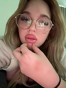 Snapshot of Geilwijfiex chatting on 05.18.26 Geilwijfiex online show from 05.18.26