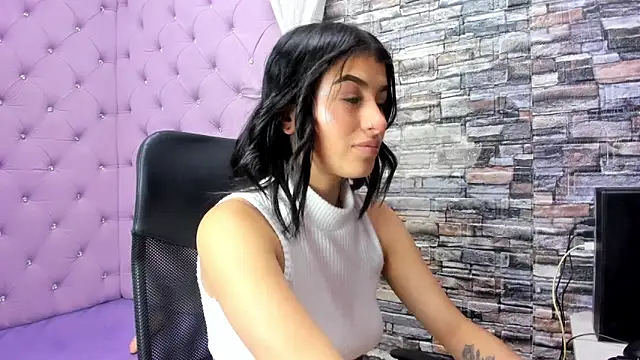 Snapshot of haileypetite chatting on 05.22.26 haileypetite online show from 05.22.26