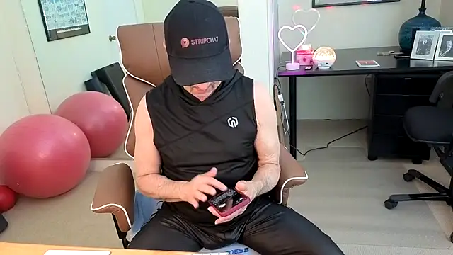 Snapshot of hotdadbod chatting on 05.08.26 hotdadbod online show from 05.08.26