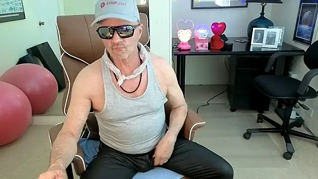 Snapshot of hotdadbod chatting on 08.07.26 hotdadbod online show from 08.07.26