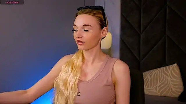 Snapshot of Mila__Lux chatting on 05.23.26 Mila Lux online show from 05.23.26