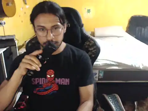 Snapshot of Kravensini chatting on 06.15.26 Kravensini online show from 06.15.26
