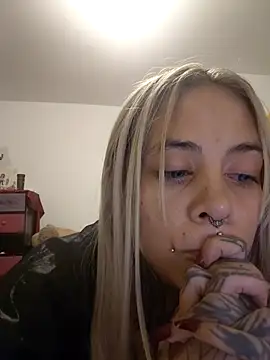 Snapshot of sofigirlgold chatting on 05.14.26 sofigirlgold online show from 05.14.26