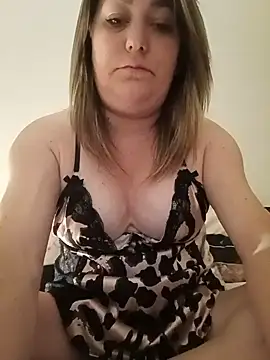 Snapshot of LouanaxXxx chatting on 05.17.26 LouanaxXxx online show from 05.17.26