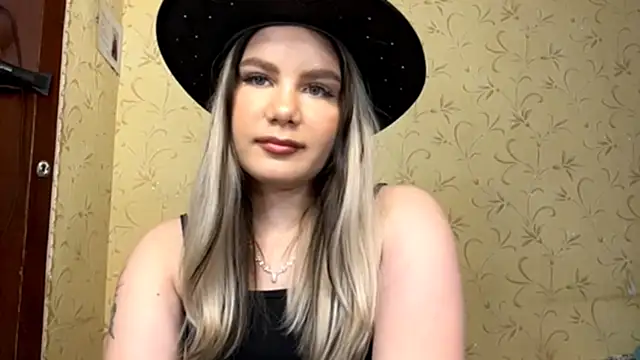Snapshot of FatimaColomy chatting on 05.14.26 FatimaColomy online show from 05.14.26
