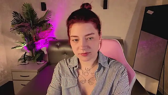 Snapshot of Nikki_Gringer chatting on 06.10.26 Nikki Gringer online show from 06.10.26