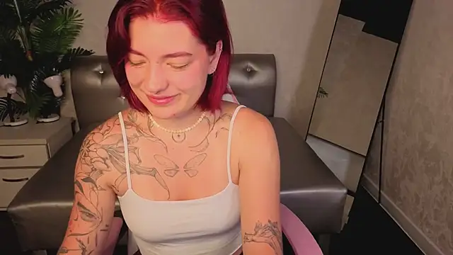 Snapshot of Nikki_Gringer chatting on 06.17.26 Nikki Gringer online show from 06.17.26