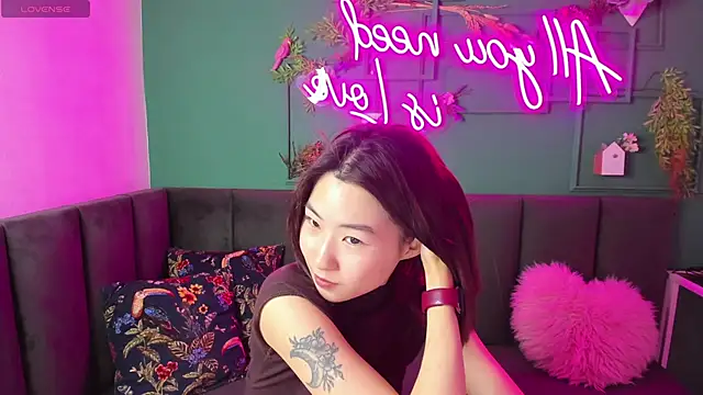 Snapshot of Runi_Asian chatting on 06.19.26 Runi Asian online show from 06.19.26