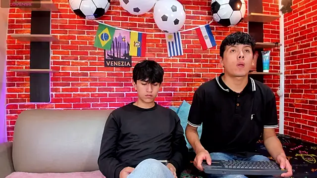 Snapshot of Hoot_boyss_ chatting on 06.27.26 Hoot boyss online show from 06.27.26