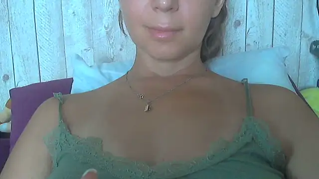 Snapshot of Bella--White chatting on 07.05.26 Bella--White online show from 07.05.26