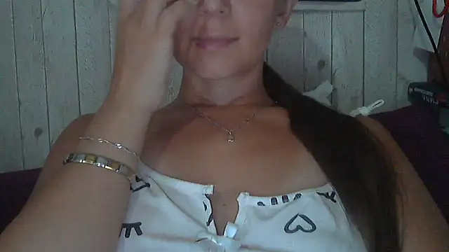 Snapshot of Bella--White chatting on 07.15.26 Bella--White online show from 07.15.26