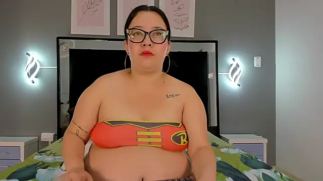 Snapshot of zoe_curvyy chatting on 06.19.26 zoe curvyy online show from 06.19.26