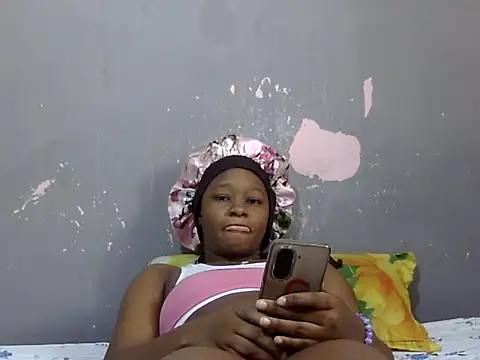 Snapshot of Petite_Ebony10 chatting on 06.05.26 Petite Ebony10 online show from 06.05.26