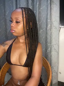 Snapshot of sexyie_caramel chatting on 06.18.26 sexyie caramel online show from 06.18.26