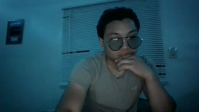Snapshot of that-you chatting on 05.19.26 that-you online show from 05.19.26