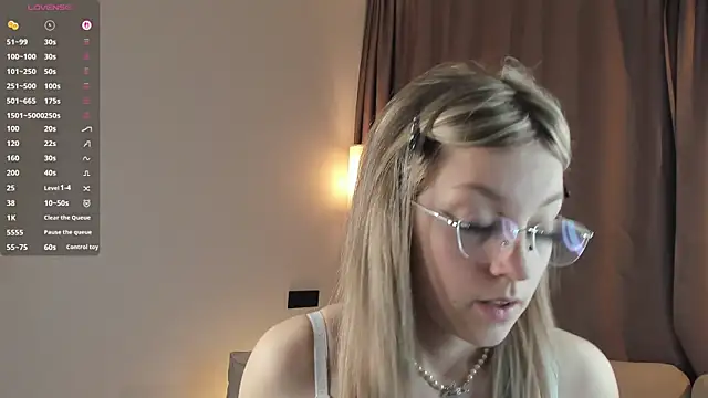 Snapshot of NovaOliphant chatting on 06.11.26 NovaOliphant online show from 06.11.26