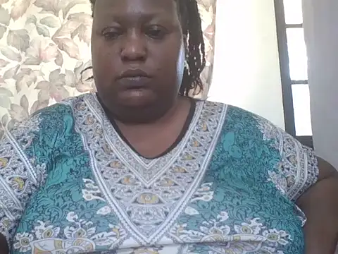 Snapshot of fat_ebonyqueen chatting on 06.10.26 fat ebonyqueen online show from 06.10.26