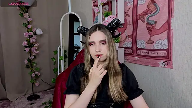 Snapshot of NocturneHuntress chatting on 06.27.26 NocturneHuntress online show from 06.27.26