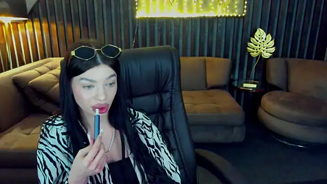 Snapshot of Mia__Mia_ chatting on 05.19.26 Mia Mia online show from 05.19.26