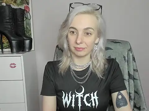 Snapshot of velvetanne chatting on 06.17.26 velvetanne online show from 06.17.26