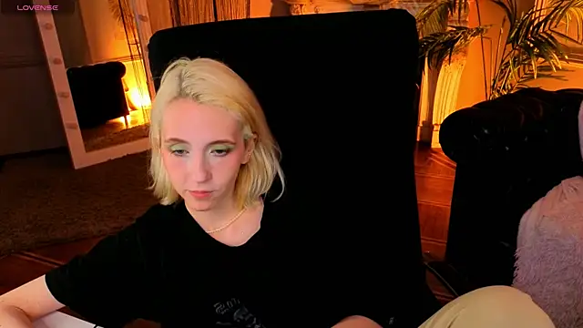 Snapshot of Elen__Moore chatting on 06.22.26 Elen Moore online show from 06.22.26