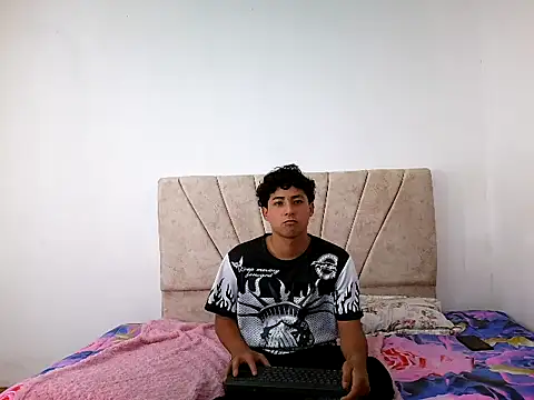 Snapshot of Robertt_Brown chatting on 05.27.26 Robertt Brown online show from 05.27.26