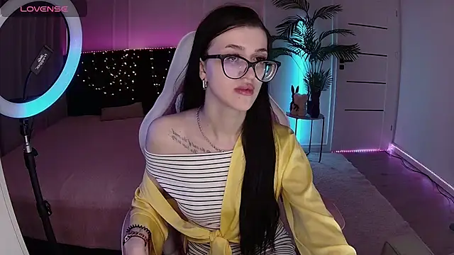 Snapshot of Ariella_Me chatting on 06.03.26 Ariella Me online show from 06.03.26