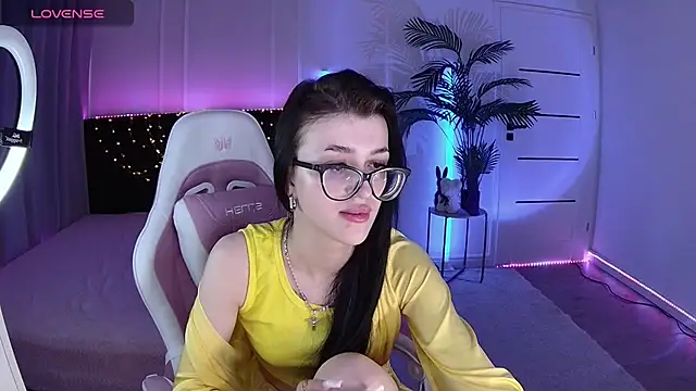 Snapshot of Ariella_Me chatting on 06.05.26 Ariella Me online show from 06.05.26
