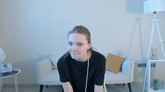 Snapshot of EstelleCondra chatting on 05.20.26 EstelleCondra online show from 05.20.26