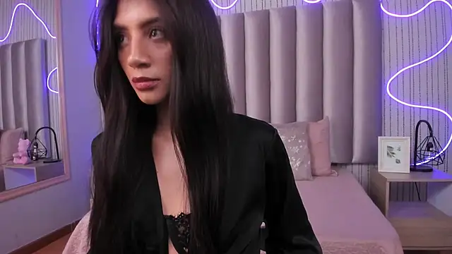 Snapshot of LOLA_NOVAMD chatting on 05.20.26 LOLA NOVAMD online show from 05.20.26