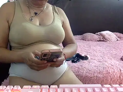 Snapshot of mommy-flabia chatting on 06.10.26 mommy-flabia online show from 06.10.26