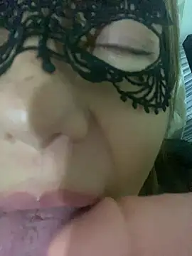 Snapshot of lulupiecitosamor chatting on 06.26.26 lulupiecitosamor online show from 06.26.26