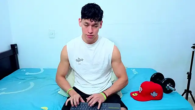 Snapshot of Luke_Muscle chatting on 06.11.26 Luke Muscle online show from 06.11.26