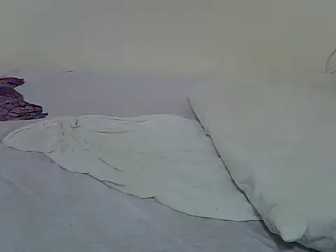 Snapshot of creamypetite chatting on 06.13.26 creamypetite online show from 06.13.26