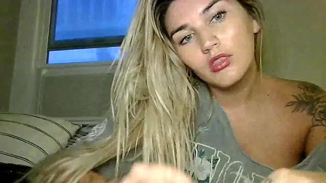 Snapshot of thebeachyblonde chatting on 06.26.26 thebeachyblonde online show from 06.26.26