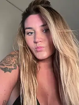 Snapshot of thebeachyblonde chatting on 07.15.26 thebeachyblonde online show from 07.15.26