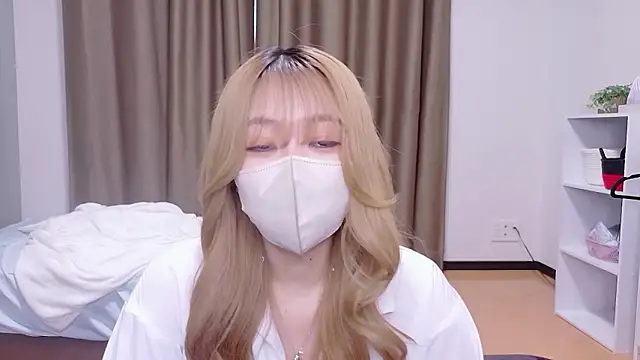 Snapshot of Riona_H chatting on 05.26.26 Riona H online show from 05.26.26