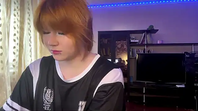 Snapshot of HelloKinki chatting on 06.08.26 HelloKinki online show from 06.08.26