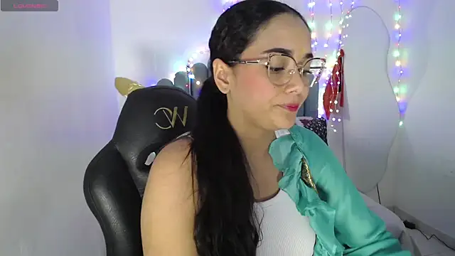 Snapshot of farah_samira chatting on 06.24.26 farah samira online show from 06.24.26