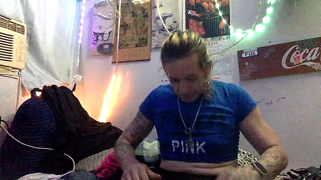 Snapshot of VanillaSnowcones chatting on 06.05.26 VanillaSnowcones online show from 06.05.26
