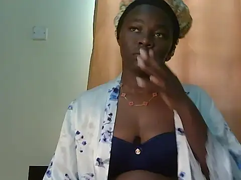 Snapshot of roziebeauty chatting on 06.22.26 roziebeauty online show from 06.22.26