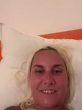 Snapshot of Sofia_beee chatting on 06.26.26 Sofia beee online show from 06.26.26