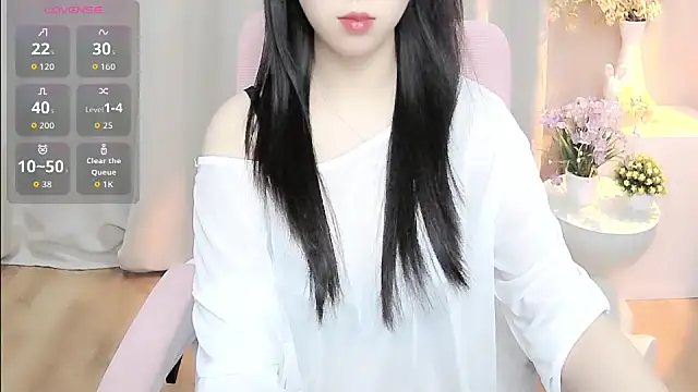 Snapshot of shynana chatting on 06.18.26 shynana online show from 06.18.26
