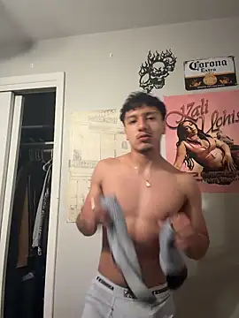 Snapshot of latino_switch chatting on 05.25.26 latino switch online show from 05.25.26