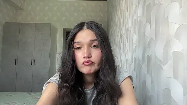 Snapshot of LisetteParajon chatting on 06.13.26 LisetteParajon online show from 06.13.26