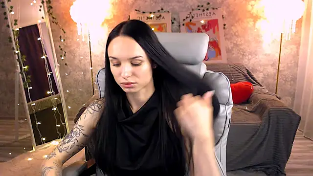 Snapshot of NicoleMerz chatting on 06.19.26 NicoleMerz online show from 06.19.26