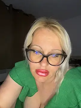 Snapshot of brenda121 chatting on 05.27.26 brenda121 online show from 05.27.26